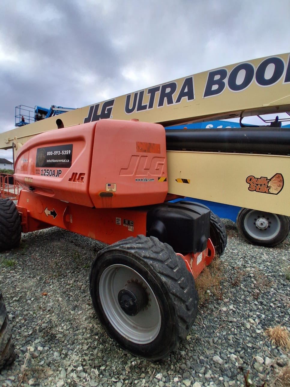 Articulating boom lifts